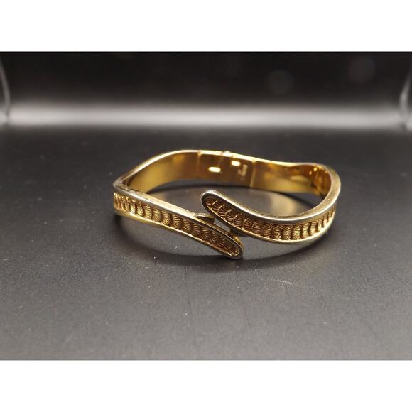 Vintage Monet Shell Design Hinged Bracelet, Gold Plated Bangle, 1960s - Picture 4 of 10
